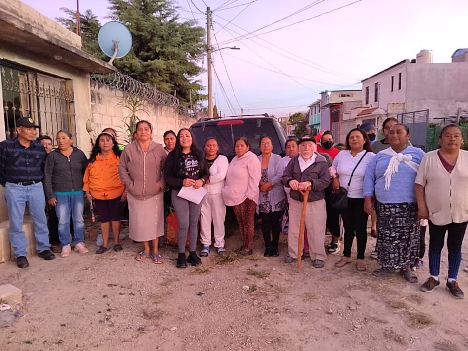 Reunión con grupo de personas para atender necesidades.